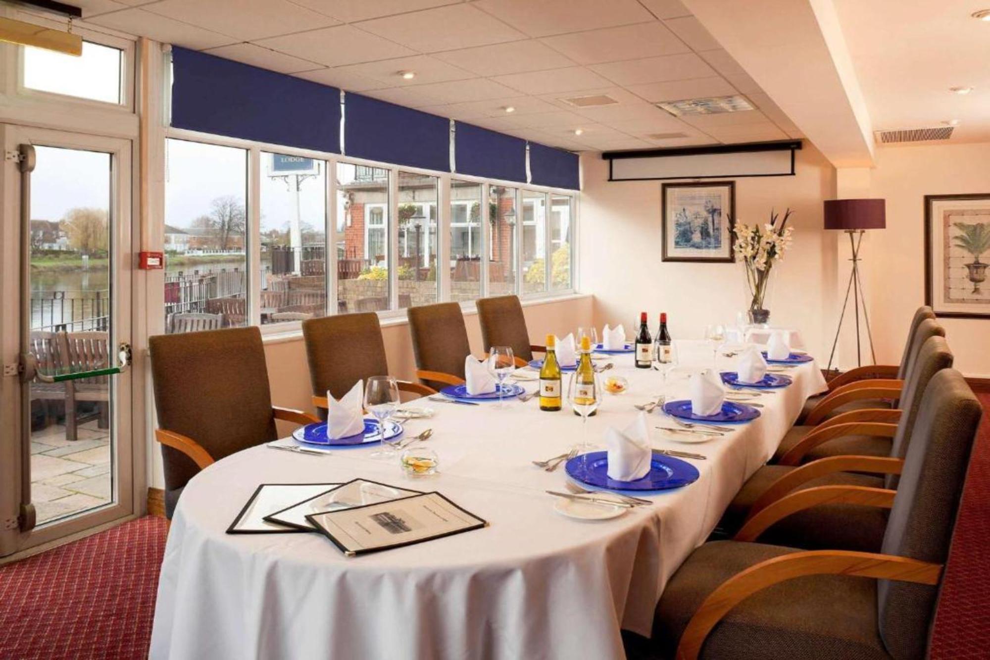 Mercure London Staines-Upon-Thames Hotel Londra